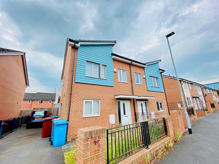 4 Bedroom House To Rent In Danson Street, Manchester, M40