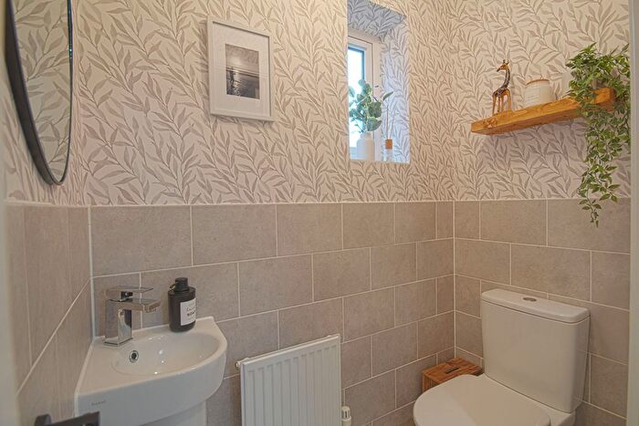 4 Bedroom Detached House For Sale In Restharrow Road, Broughton, HP22