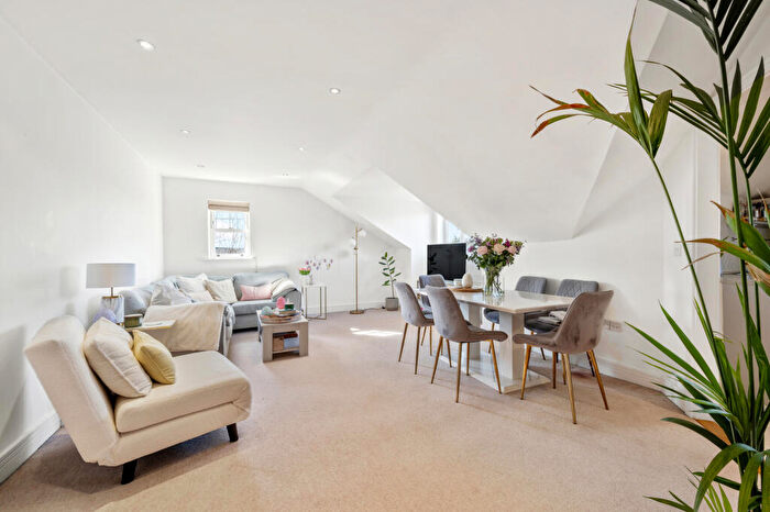 2 Bedroom Apartment To Rent In Lovelace Road, Surbiton, Surrey, KT6