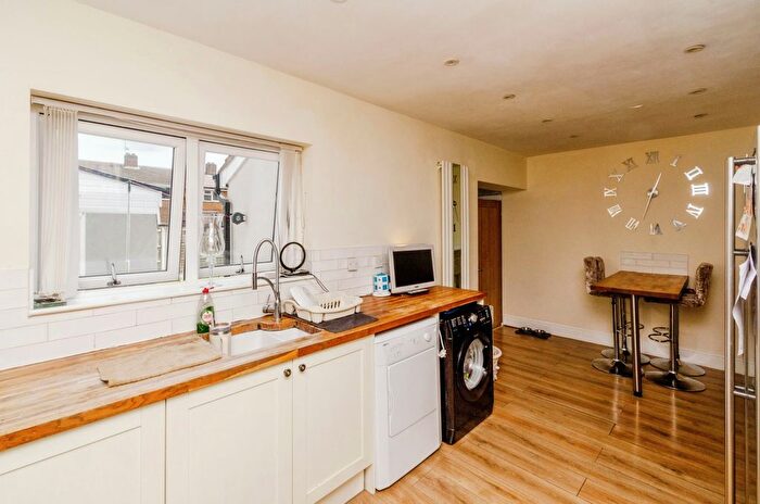 3 Bedroom End Of Terrace House For Sale In Murdock Way, Walsall, WS2