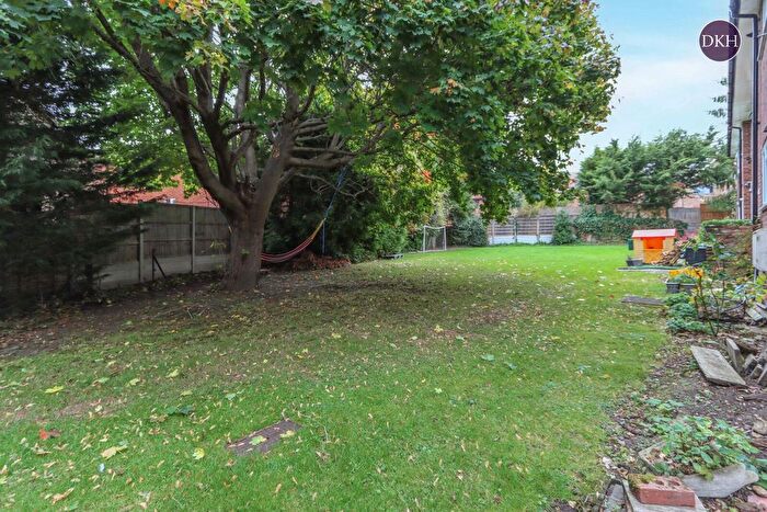 2 Bedroom Flat To Rent In Bromet Close, Watford, Hertfordshire, WD17