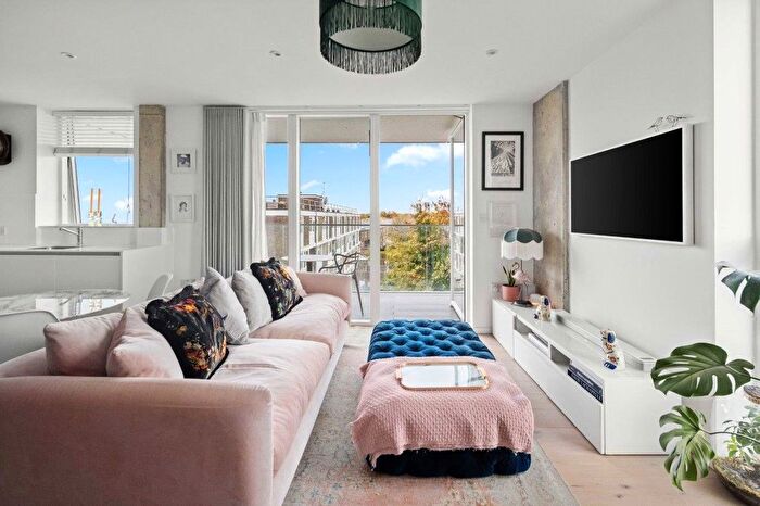 2 Bedroom Flat For Sale In Daley Street, London, E9