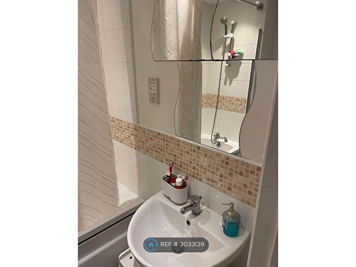 2 Bedroom Flat To Rent In Poets Court, West Bromwich, B70