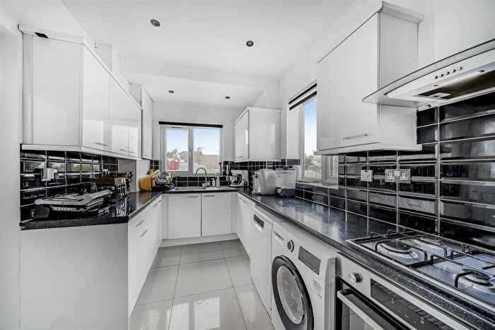 3 Bedroom Bungalow For Sale In Kinloch Drive, London, NW9