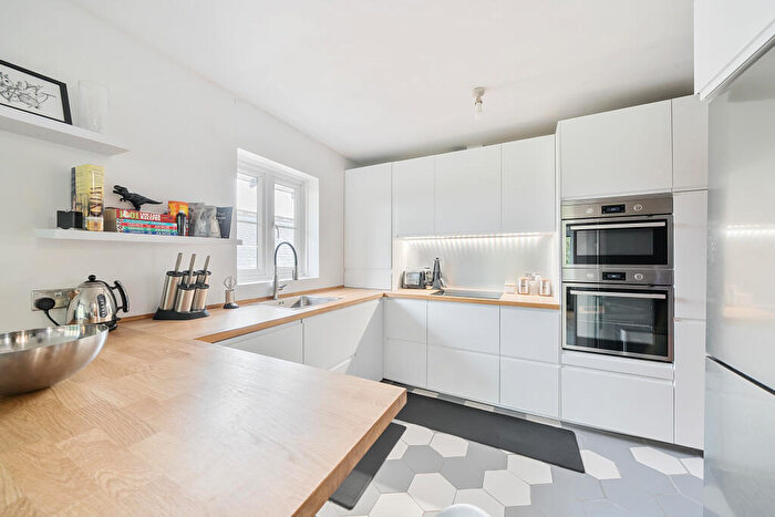 1 Bedroom Flat To Rent In Kingsworthy Close, Kingston Upon Thames, KT1