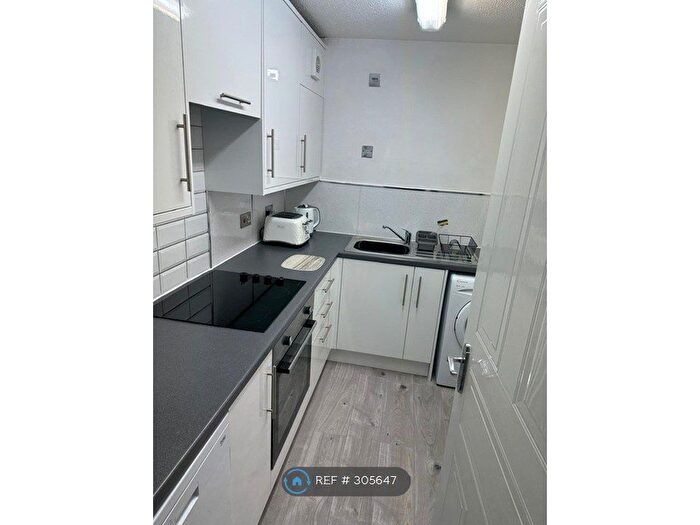 3 Bedroom Flat To Rent In Slateford Road, Edinburgh, EH14