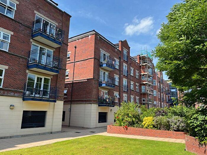 3 Bedroom Flat To Rent In Carisbrooke Road, Leeds, LS16