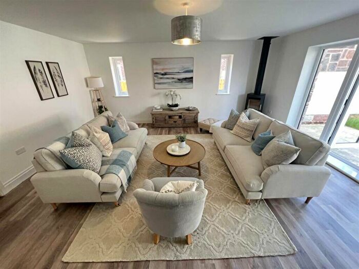 3 Bedroom End Of Terrace House For Sale In Barnston, Wirral, CH61