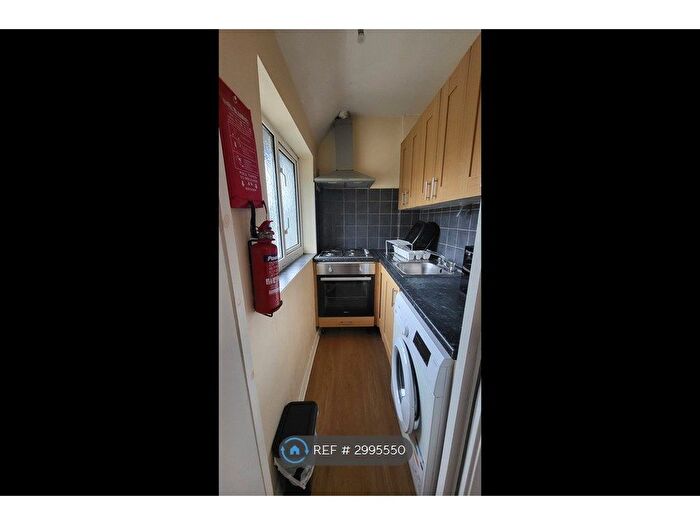 Studio To Rent In Coles Green Road, London, NW2