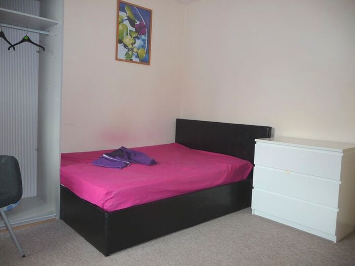 Studio To Rent In Edgware Road, London, NW2