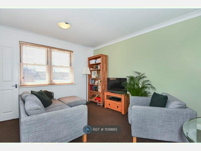 2 Bedroom Flat To Rent In Blenheim Court, Reading, RG1