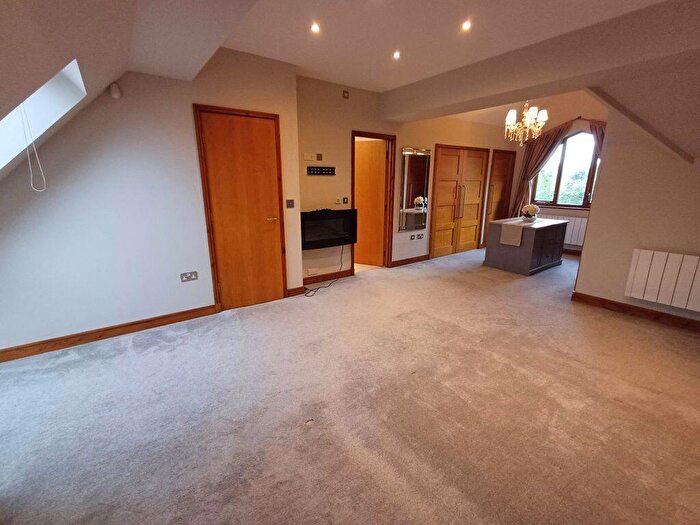 2 Bedroom Apartment To Rent In Hunters Lodge, W/s, SK9