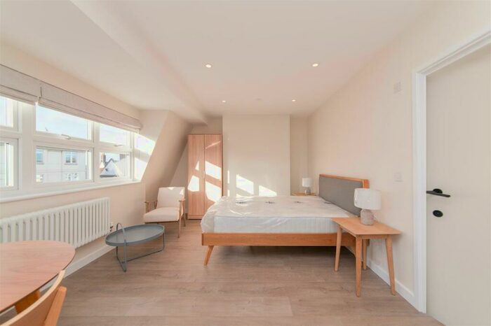 Studio To Rent In High Road, London, N12