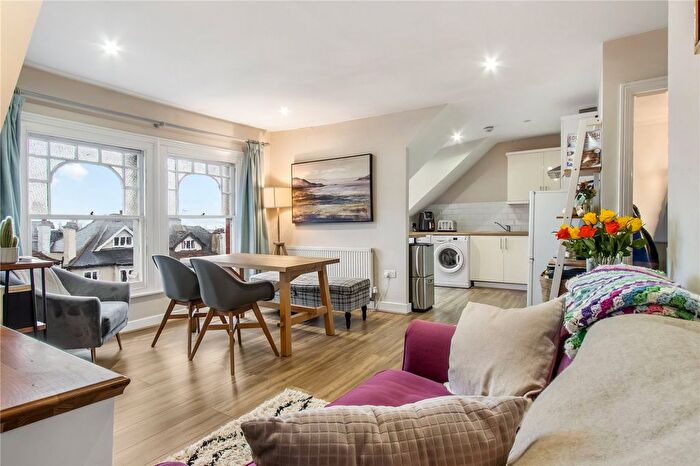 2 Bedroom Flat For Sale In Alexandra Park Road, London, N10