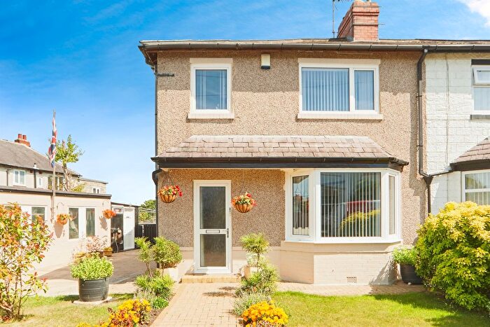 3 Bedroom Semi-detached House For Sale In Lincroft Crescent, Leeds, LS13
