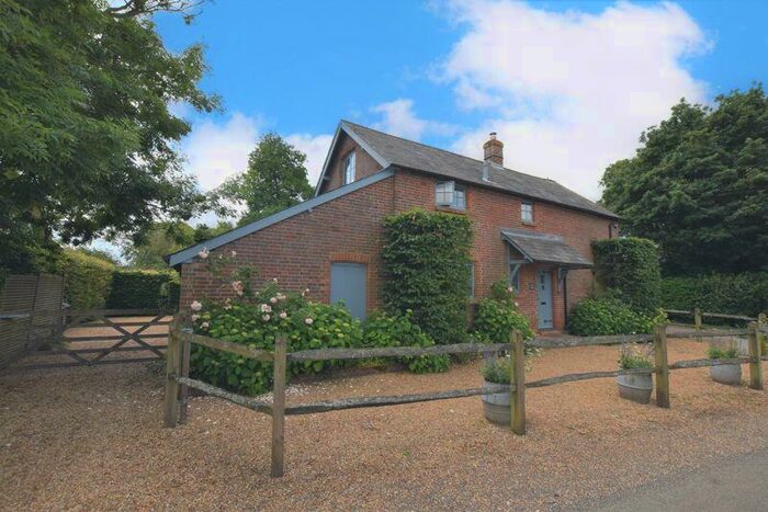 3 Bedroom Cottage To Rent In Bentworth, GU34