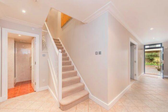 3 Bedroom Flat To Rent In Ebury Bridge Road, Belgravia, SW1W
