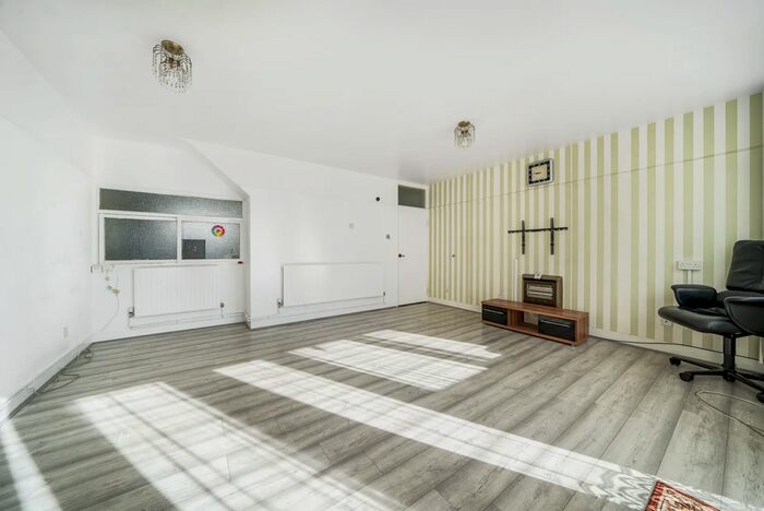 3 Bedroom Maisonette To Rent In Bowling Green Row, London, SE18