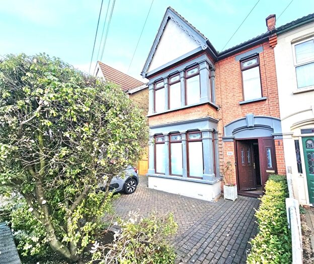 3 Bedroom Apartment To Rent In Valkyrie Road, Westcliff On Sea, Westcliff On Sea, SS0