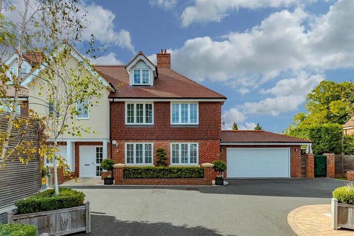 5 Bedroom Semi-Detached House To Rent In Wootton Close, Radlett, WD7