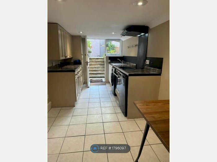 Studio To Rent In Queens Crescent, Southsea, PO5