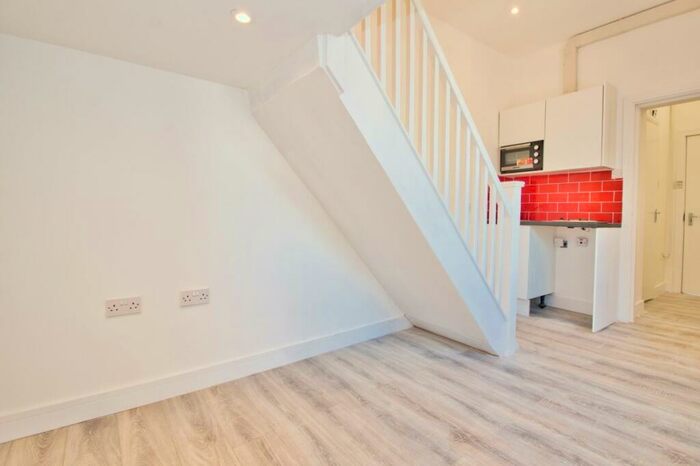 Flat To Rent In Roxeth House, Shaftesbury Avenue, Harrow, HA2