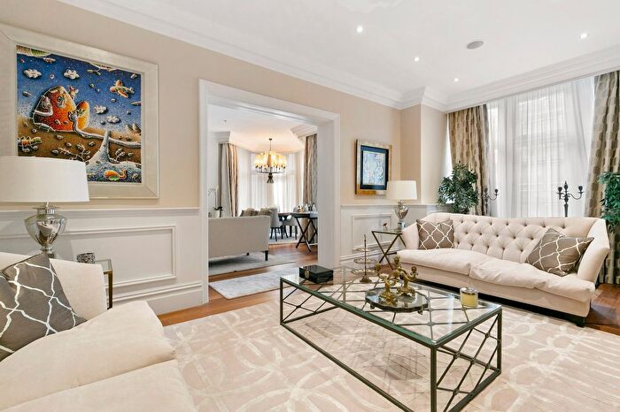 3 Bedroom Flat To Rent In Iverna Court, Kensington High Street, W8