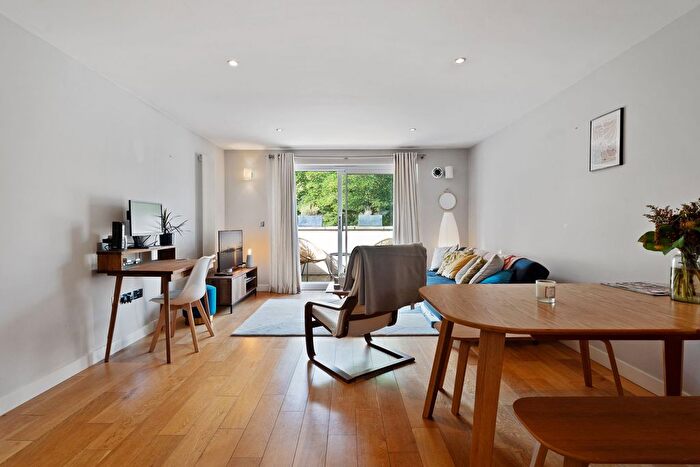 2 Bedroom Flat For Sale In Blackstock Road, London, N5