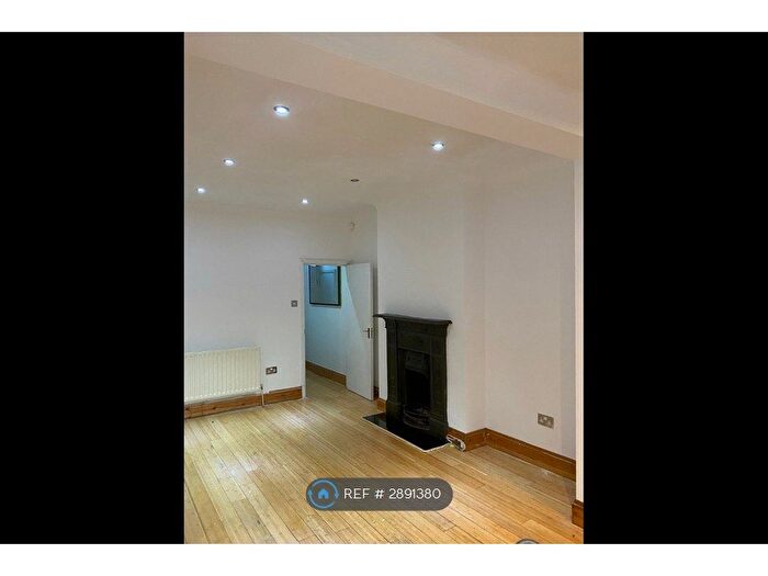 2 Bedroom Flat To Rent In Eardley Road, London, SW16