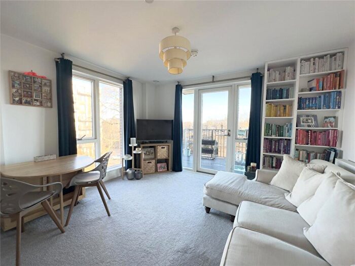 2 Bedroom Flat For Sale In Adenmore Road, London, SE6