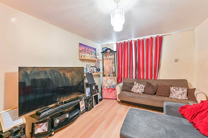 2 Bedroom Maisonette For Sale In Huguenot Square, Peckham Rye, London, SE15