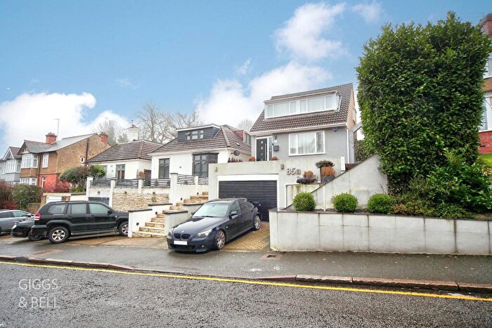 3 Bedroom Detached House For Sale In Farley Hill, Luton, Bedfordshire, LU1