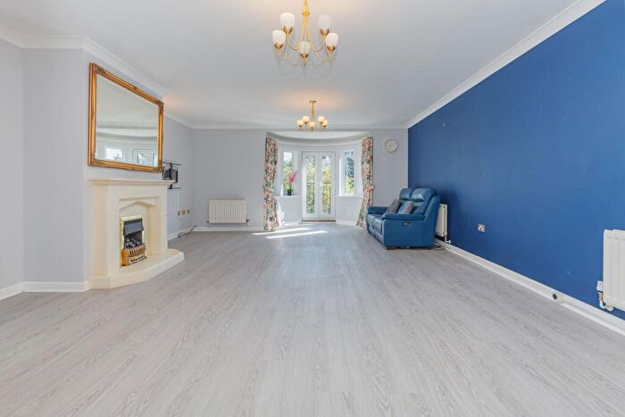 2 Bedroom Flat To Rent In Blagdens Lane, N14