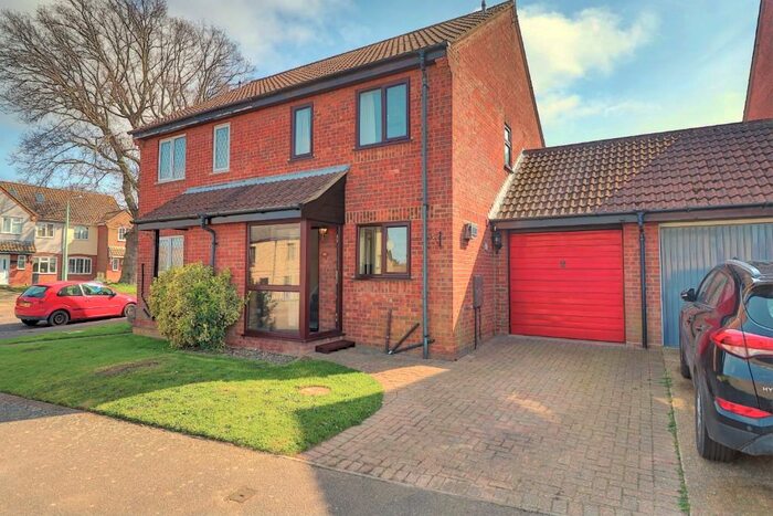 2 Bedroom Semi-Detached House To Rent In Wainford Close, NR34