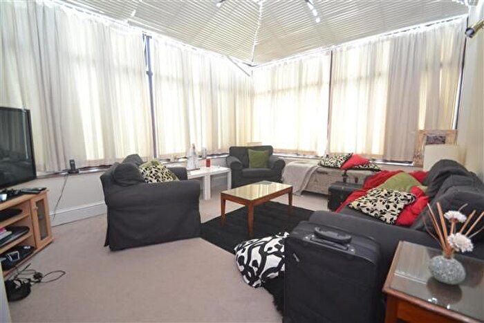 3 Bedroom Flat To Rent In Worple Road, London, SW19