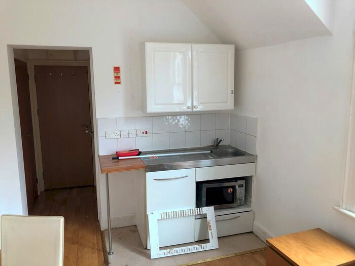 Studio To Rent In Creswick Road, Acton, W3