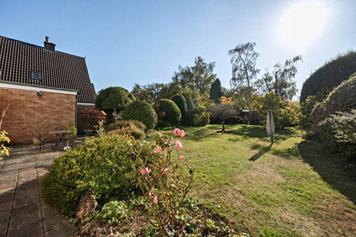 3 Bedroom Link Detached House For Sale In Wises Firs, Sulhamstead, Reading, RG7