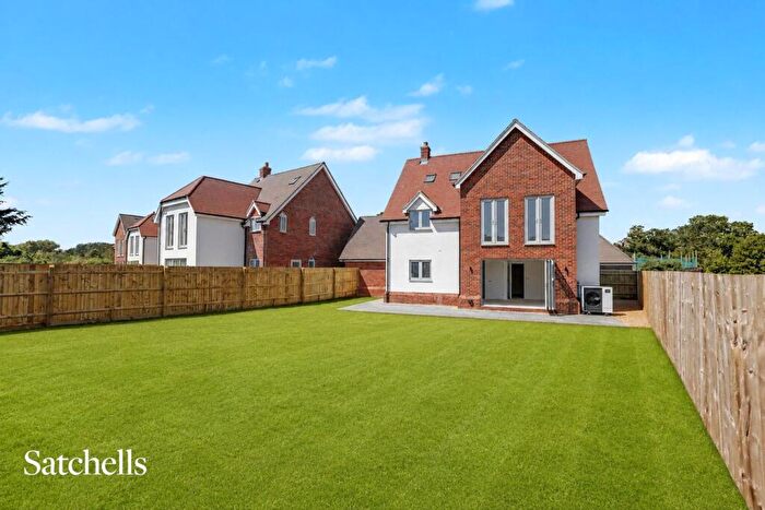 4 Bedroom Detached House For Sale In Chestnut Grove, Dunton Lane, Biggleswade, SG18