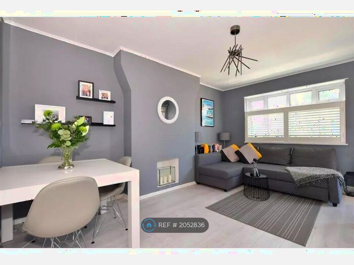 2 Bedroom Flat To Rent In Althorne Gardens, London, E18