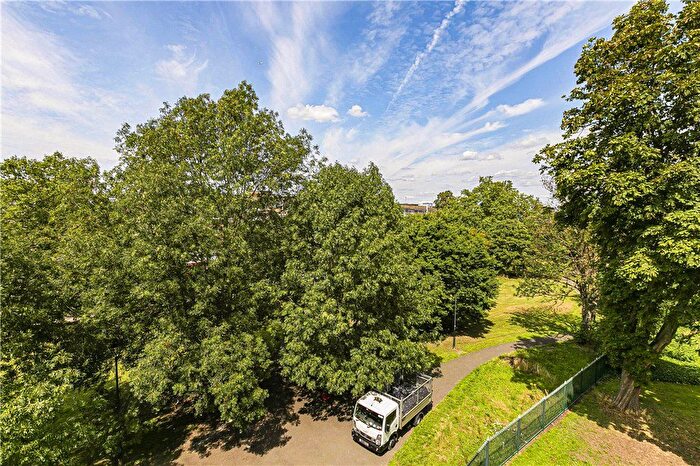 2 Bedroom Flat To Rent In Deepdene Gardens, London, SW2