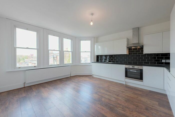 3 Bedroom Flat To Rent In Hornsey Lane Gardens, London, N6