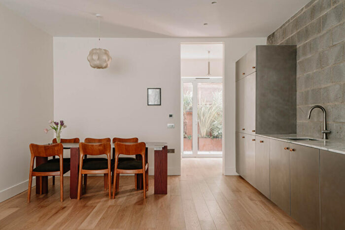 3 Bedroom Detached House For Sale In Lode, London, N16