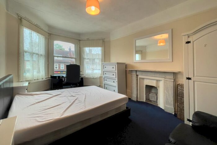 4 Bedroom Flat To Rent In Ewell Road, Surbiton, Surrey, KT6