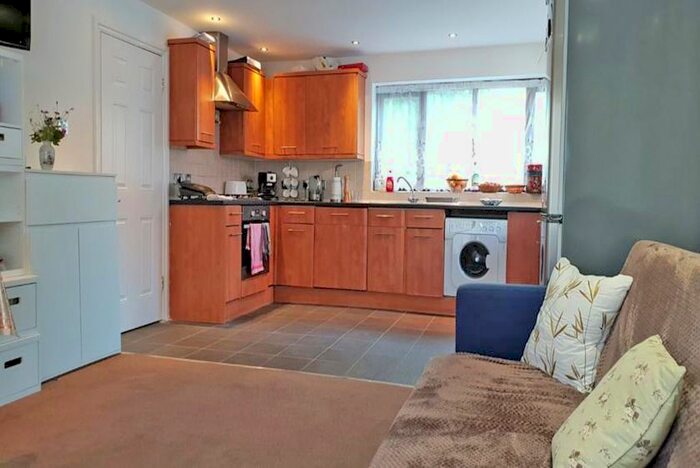 4 Bedroom Bungalow To Rent In St. James Road, Sutton, SM1