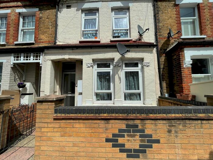 2 Bedroom Flat To Rent In Kimber Road, Wandsworth, SW18