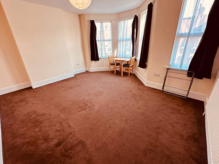 2 Bedroom Flat To Rent In Kirkstall Avenue, London, N17