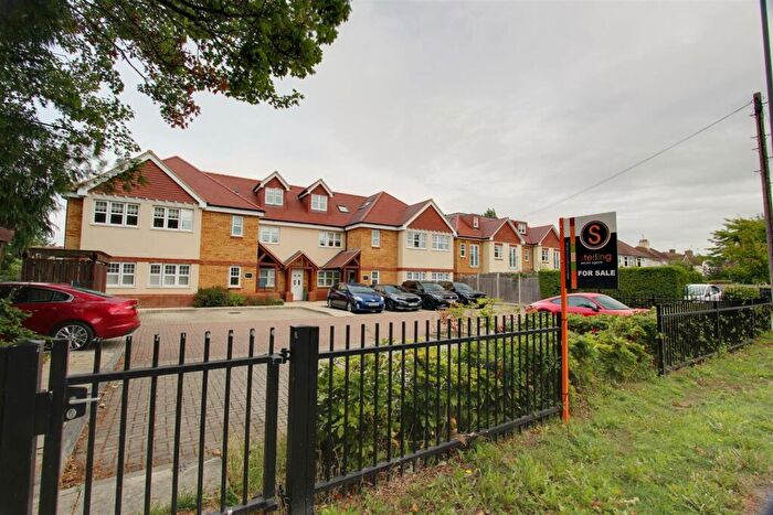 3 Bedroom Apartment For Sale In London Road, Aston Clinton, HP22