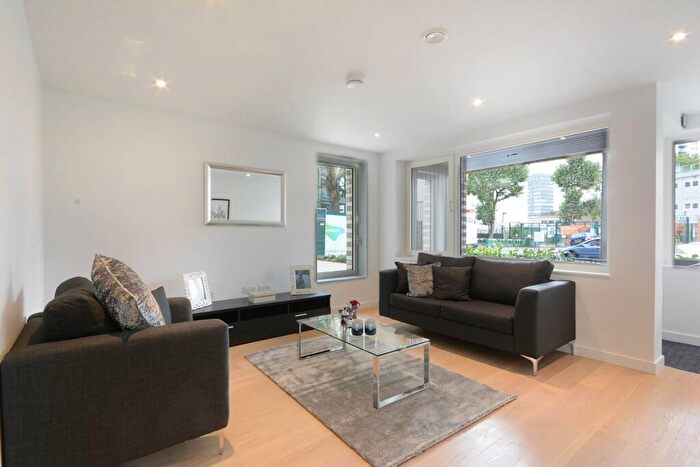 3 Bedroom Flat To Rent In Heygate Street, Elephant And Castle, SE17