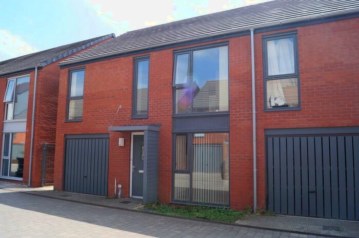 4 Bedroom End Of Terrace House To Rent In Moccasin Way, Street, BA16