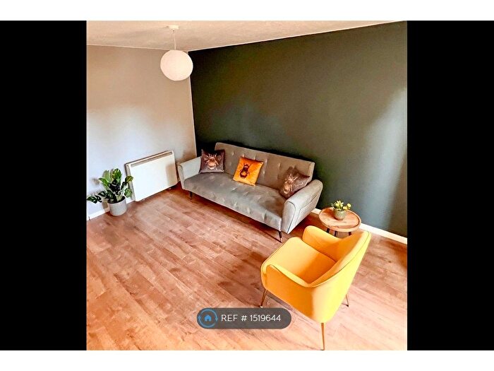2 Bedroom Flat To Rent In Velour Close, Salford, M3